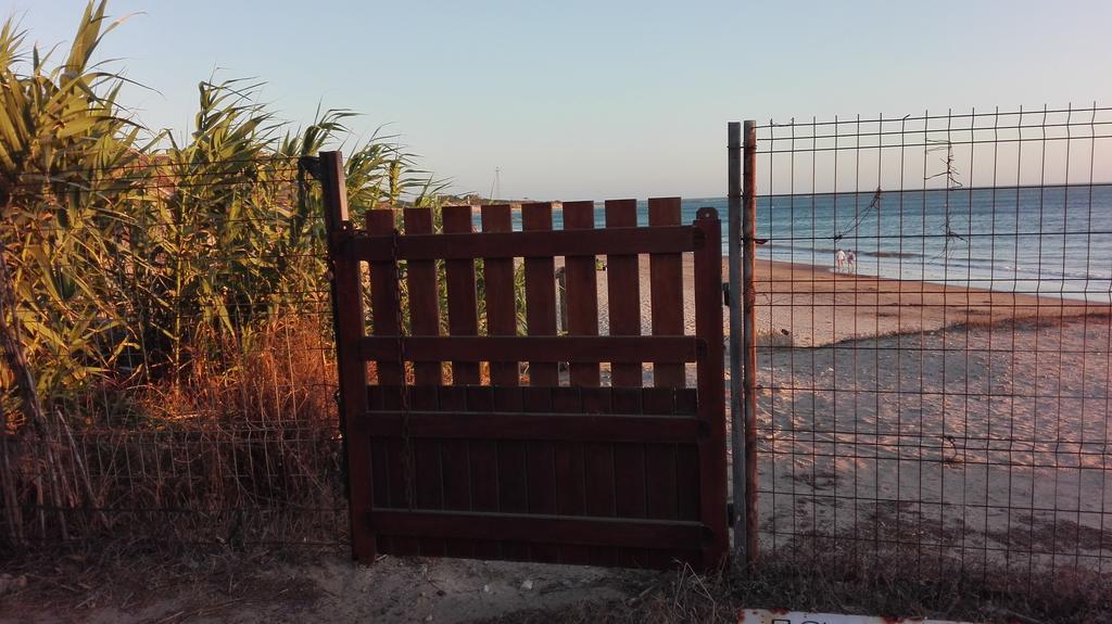 En Finca Las Dunas Dos Chalets Con Jacuzzis En Primera Linea De Playa , Uno De 4 Dormitorios Y Otro De 2 Dormitorios, Llama Al Seiscientos Veintisiete Cuatrocientos Diecisiete Trescientos Noventa Y Ocho Rota Extérieur photo